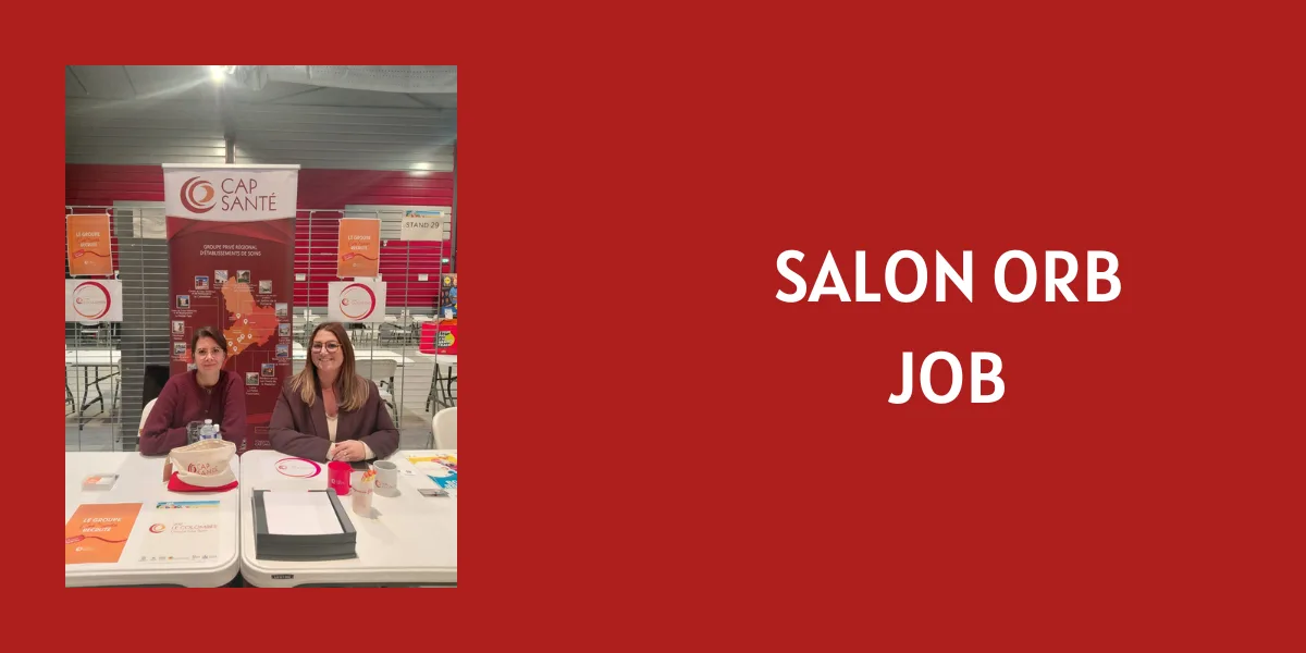 Deux femmes assises derrière un stand de salon, sur fond rouge, avec un titre en lettres blanches à droite